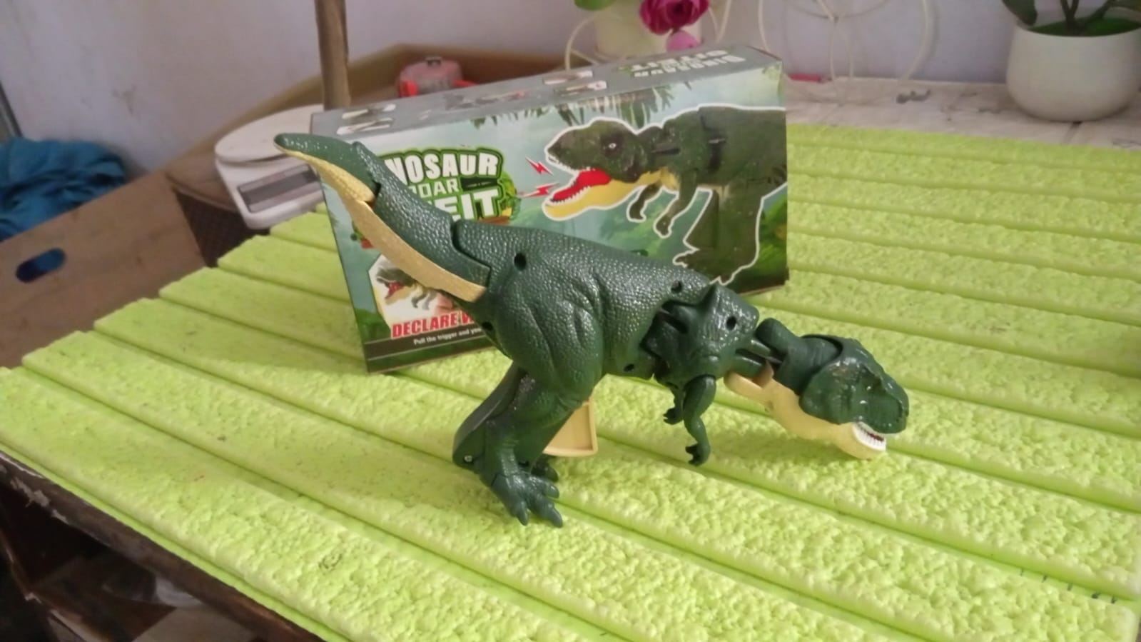 17969 Dinosaur Roaring Toys Trigger, Dinosaurs Toys with Dinosaur Sound Lighting Model Vibrating Head Moving (3 + Years / 1 Pc) 17969 Dinosaur Roaring Toys Trigger, Dinosaurs Toys with Dinosaur Sound Lighting Model Vibrating Head Moving (3 + Years / 1 Pc)